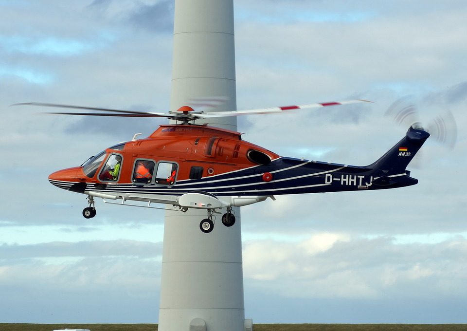 De meetgegevens van het geluid bleven ver onder de toegestane normering tijdens de succesvolle testvlucht die een helikopter onlangs in de Eemshaven maakte (Foto Hendrik Cazemier)