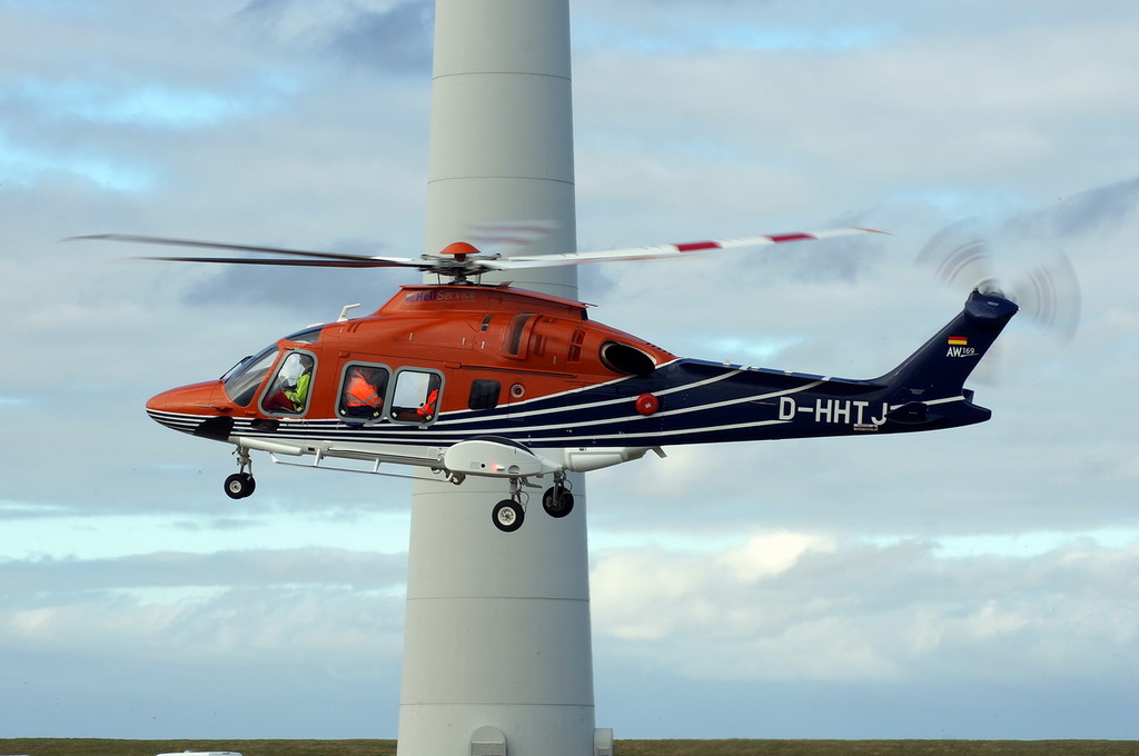 De meetgegevens van het geluid bleven ver onder de toegestane normering tijdens de succesvolle testvlucht die een helikopter onlangs in de Eemshaven maakte (Foto Hendrik Cazemier)