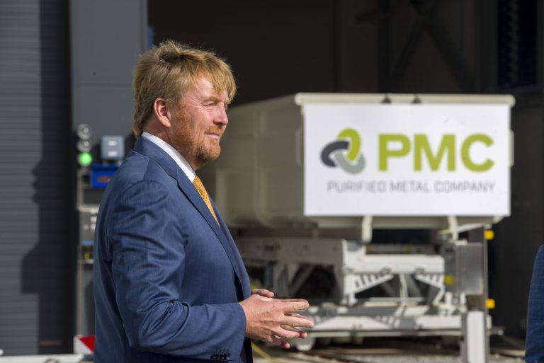 Koning Willem-Alexander opent recyclingfabriek PMC in Delfzijl