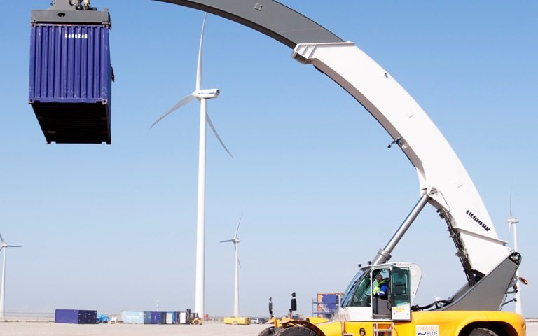 De nieuwe, moderne reachstacker op het terrein van Orange Blue Terminals in de Eemshaven