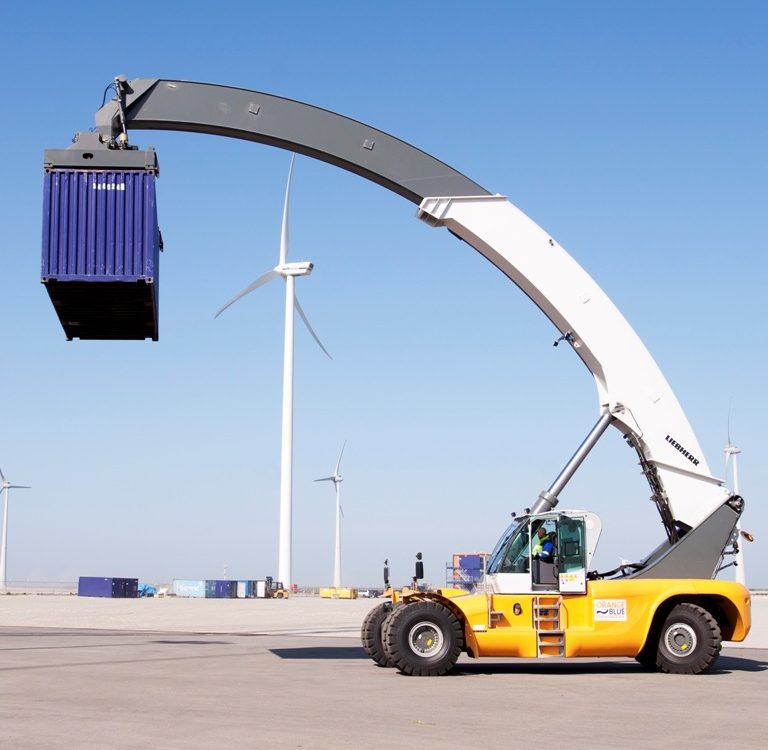 De nieuwe, moderne reachstacker op het terrein van Orange Blue Terminals in de Eemshaven