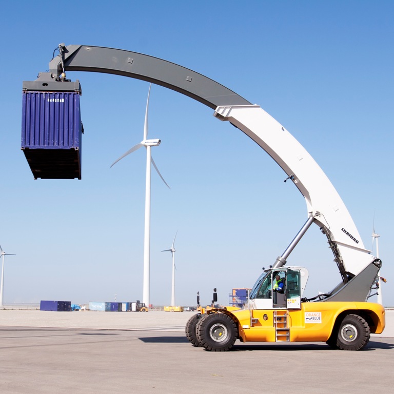 De nieuwe, moderne reachstacker op het terrein van Orange Blue Terminals in de Eemshaven 