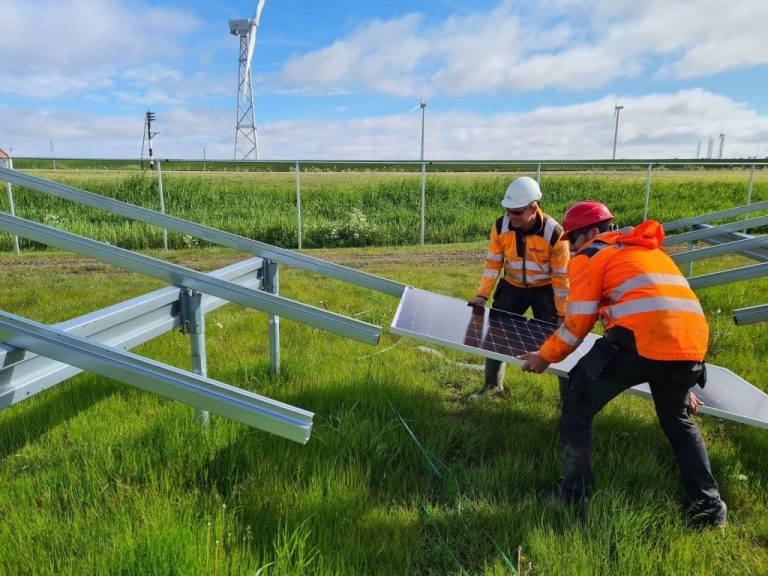 Eerste paneel Vopak Solar Park Eemshaven geplaatst