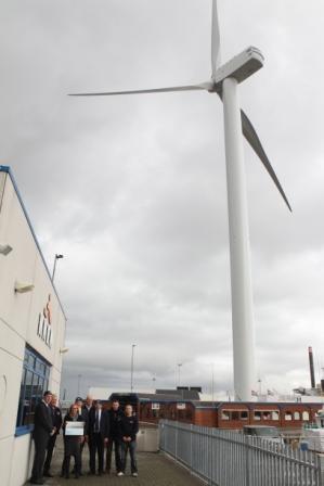 Voorzitter Marijke van Beek van het KNRM reddingstation ontvangt de donatie uit handen van Jan Boorsma, vertegenwoordiger van RWE/Essent voor het windpark Westereems in de gemeente Eemsmond.