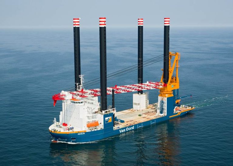 Installatieschip Aeolus van Van Oord in Eemshaven