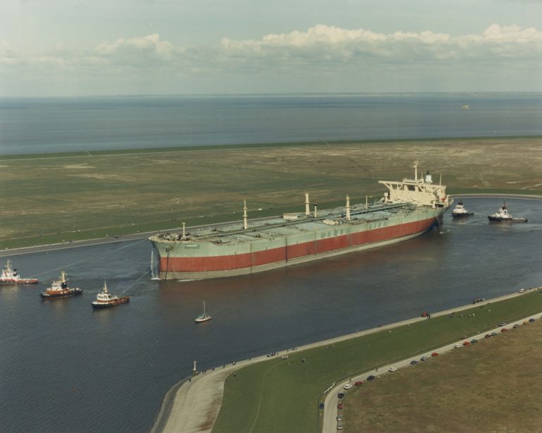 Wilhelminahaven: van oplegger naar LNG-tanker