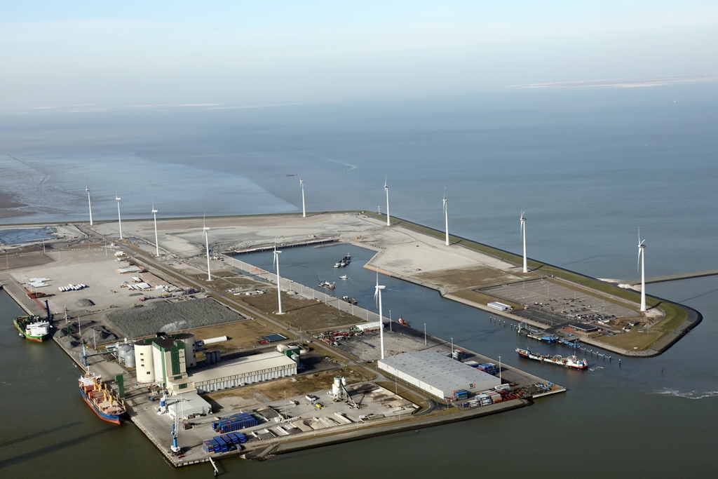 De Beatrixhaven met aan het einde de zwaaikom en de zware lading kade. Er is duidelijk te zien dat de baggerwerkzaamheden in volle gang zijn.