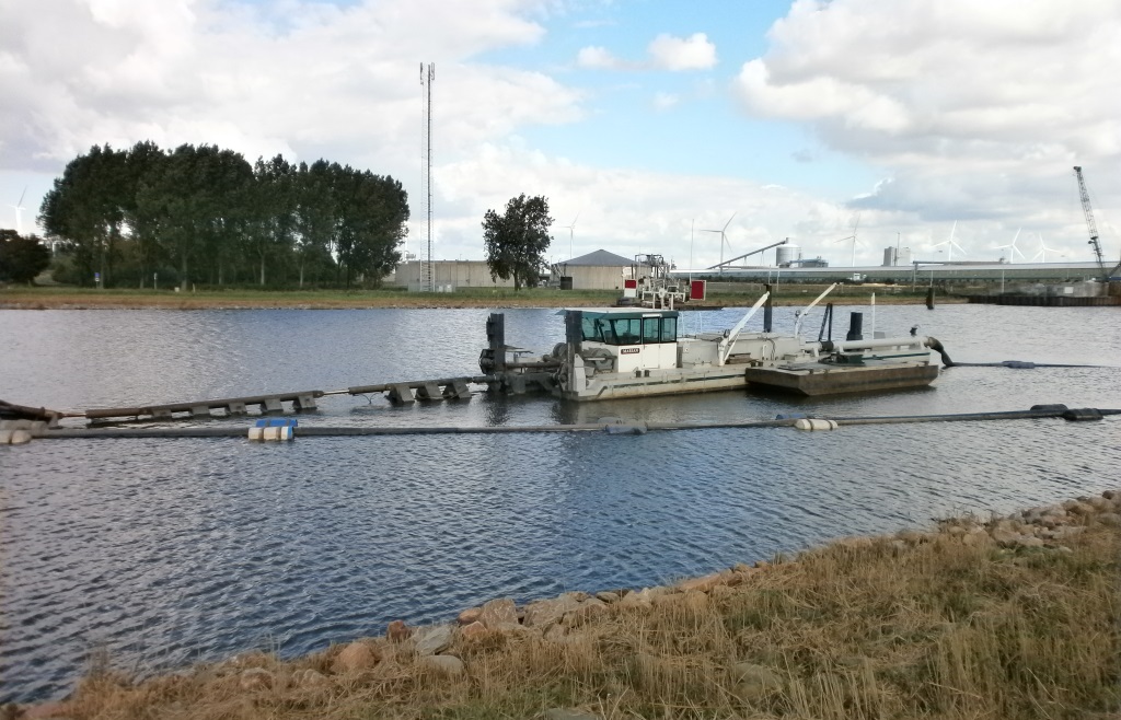 De baggerwerkzaamheden in het Oosterhornkanaal zijn in volle gang