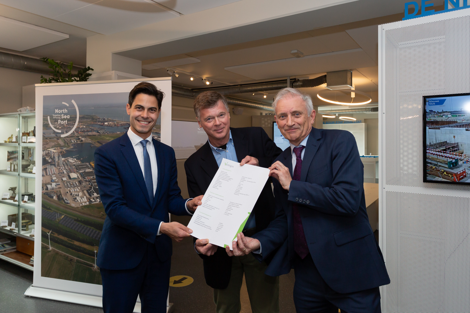 Minister Jetten receives first certificate for green hydrogen from hydrogen  exchange initiative HyXchange - Groningen Seaports