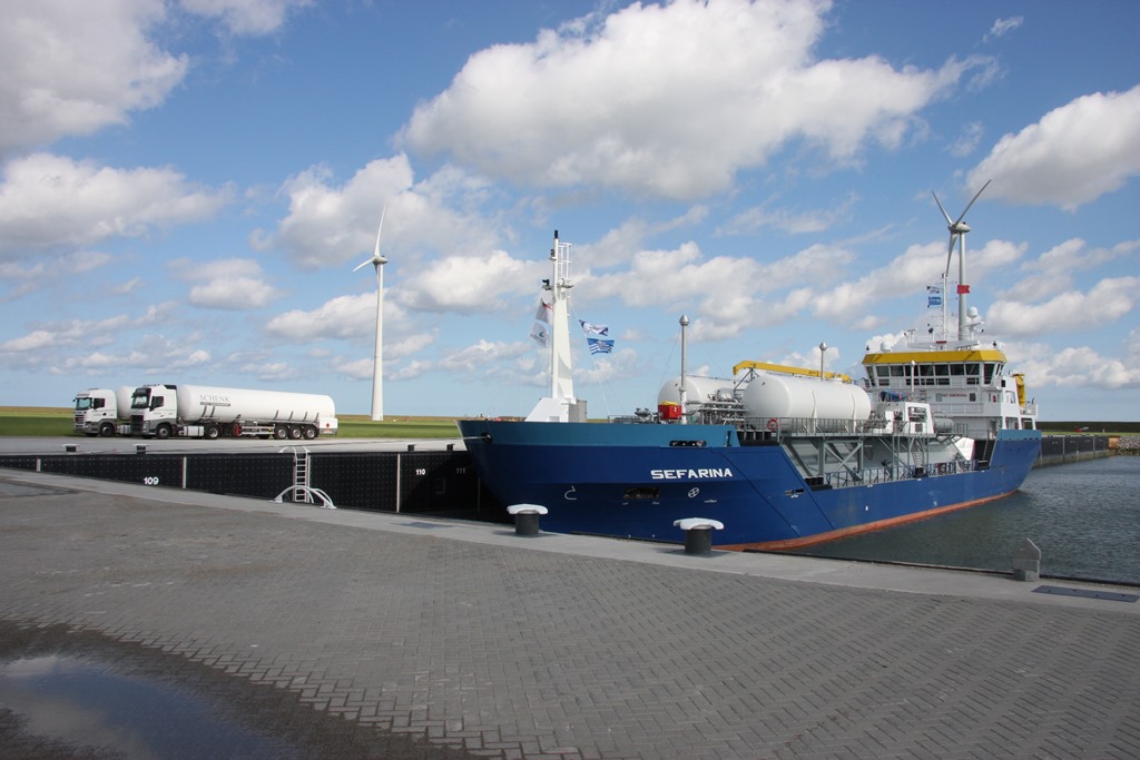 De Sefarina bunkert LNG aan de extra zware ladingkade in de Beatrixhaven