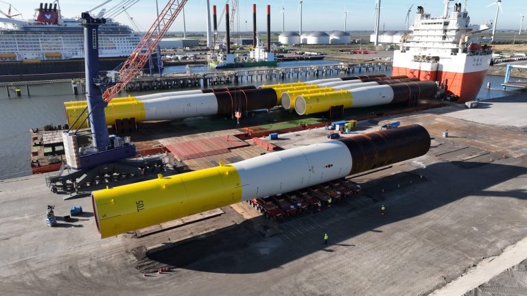 Eerste fundatiepalen voor Deense offshore windpark Thor van RWE aangekomen in de Eemshaven