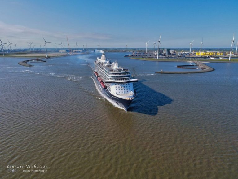 Cruiseschepen wisselen elkaar af in de Eemshaven voor onderhoud