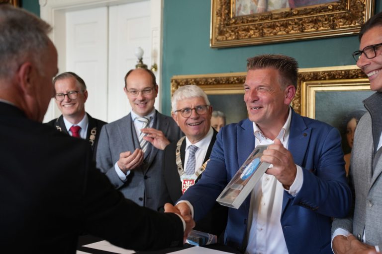 Groningse delegatie tekent intentieverklaring voor nieuwe veerverbinding naar Noorwegen