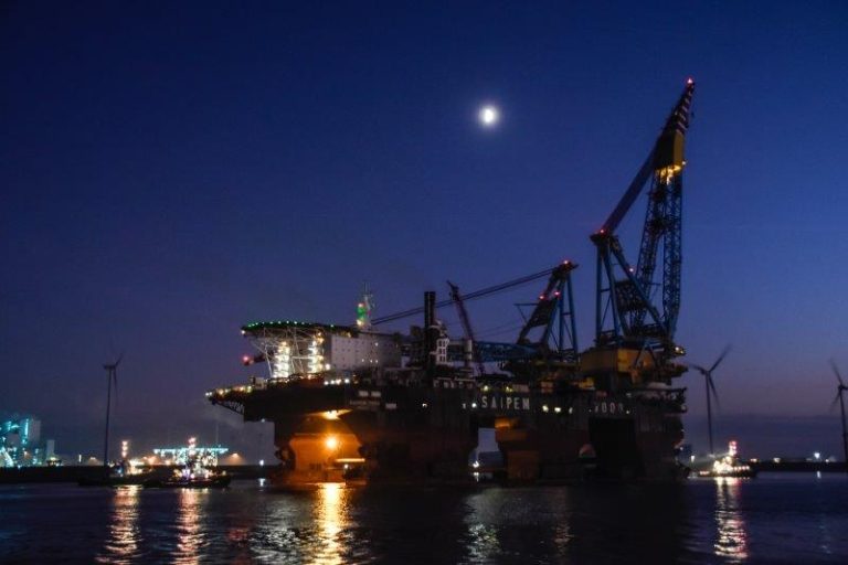 Imposant kraanschip Saipem 7000 terug in Eemshaven