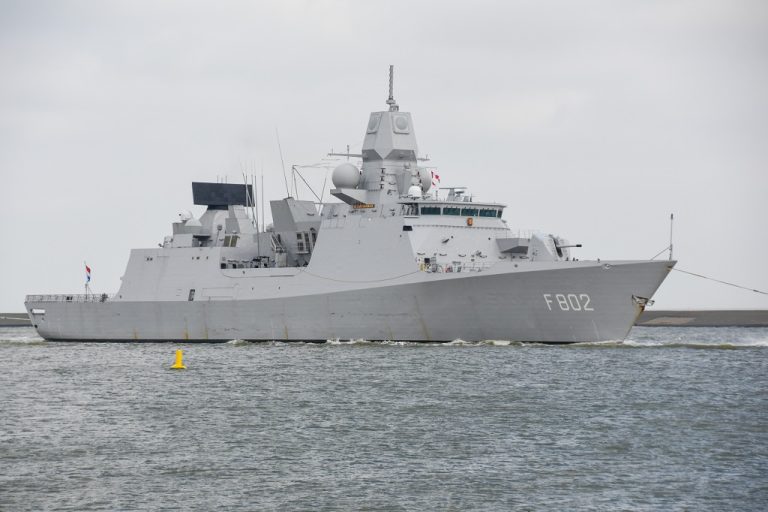 Zr.Ms. De Zeven Provinciën doet Eemshaven aan om bemanning te trainen