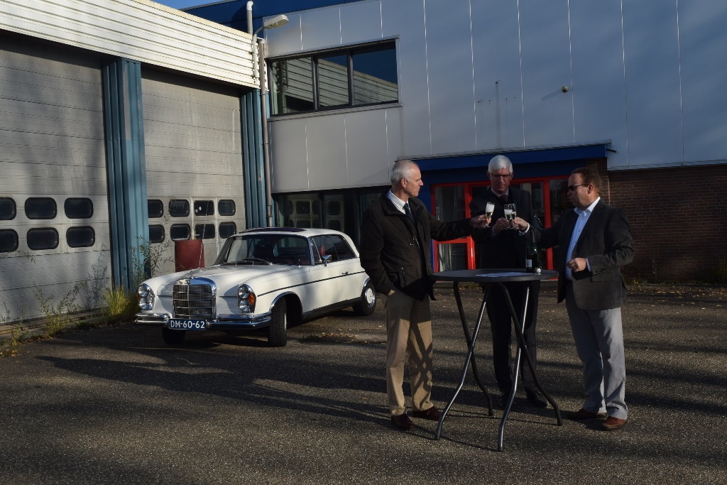 V.l.n.r. Rinus Lameijer (Lamberink Bedrijfsmakelaars), Jans Enting (ESA Trucks) en Martin Koetze (Vastgoed Koetze) brengen een toost uit op de overeenkomst