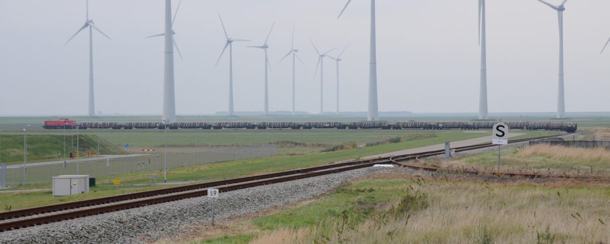 Goederentrein met bielzen in de Eemshaven