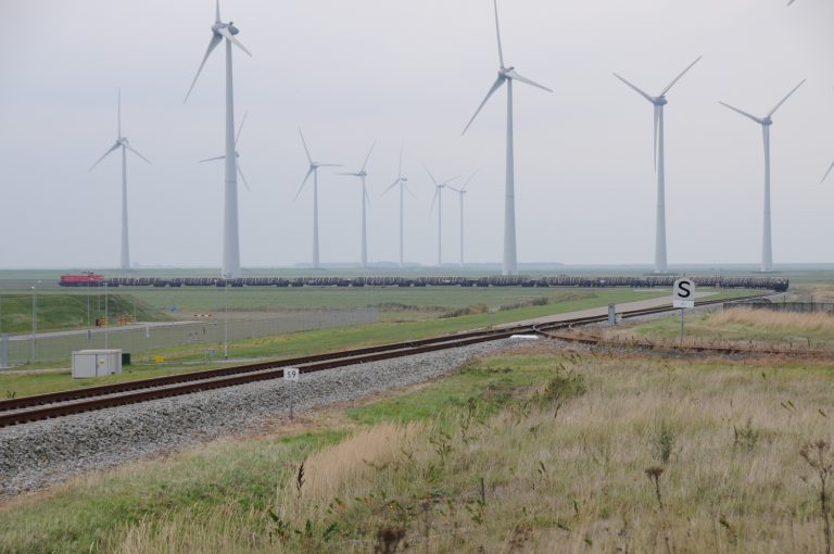 Goederentrein met bielzen in de Eemshaven