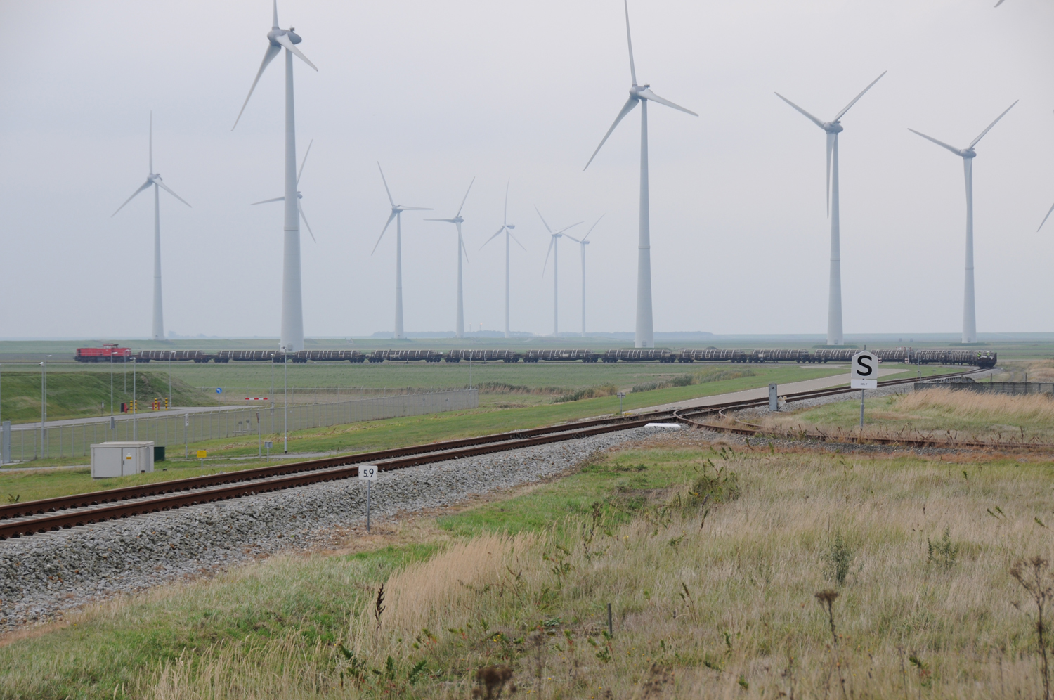 Goederentrein met bielzen in de Eemshaven