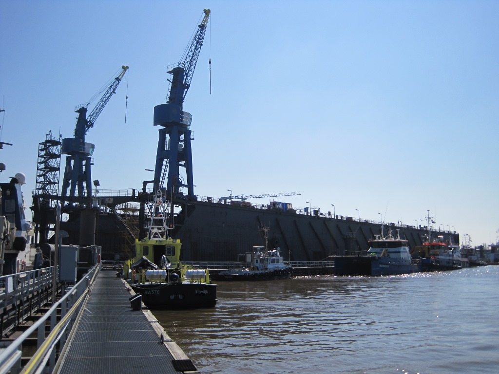 Het grote dok van Niestern Sander ligt tijdelijk afgemeerd aan de drijvende steiger in de haven van Delfzijl