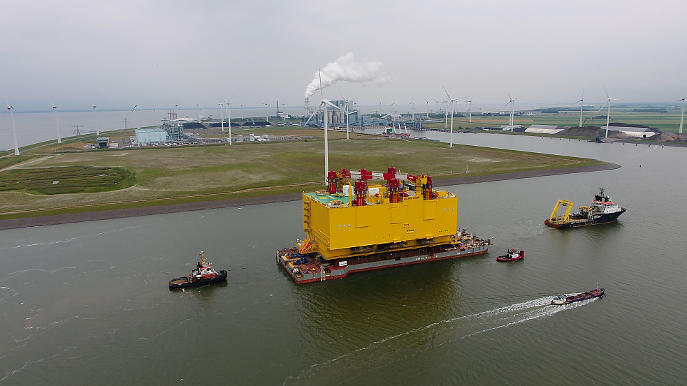 Converter station DolWin Gamma enters Eemshaven (photo Wagenborg)