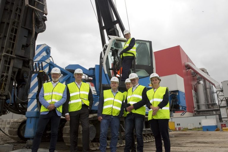 Gedeputeerde Rijzebol geeft startsein voor bouw slibverwerkingsinstallatie van EEW in Farmsum