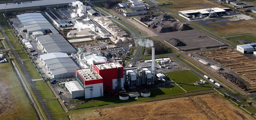 De kenmerkende rode Energy from Waste fabriek van EEW met op de voorgrond het terrein waar het Duitse MDSU een installatie gaat bouwen