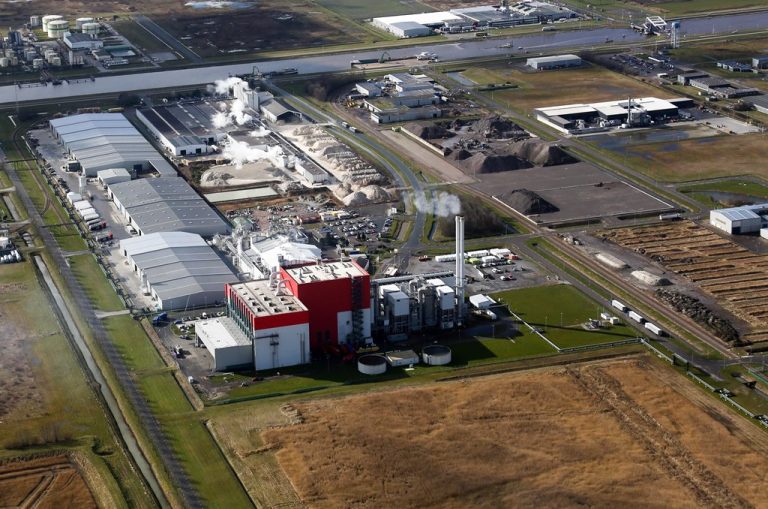 De kenmerkende rode Energy from Waste fabriek van EEW met op de voorgrond het terrein waar het Duitse MDSU een installatie gaat bouwen