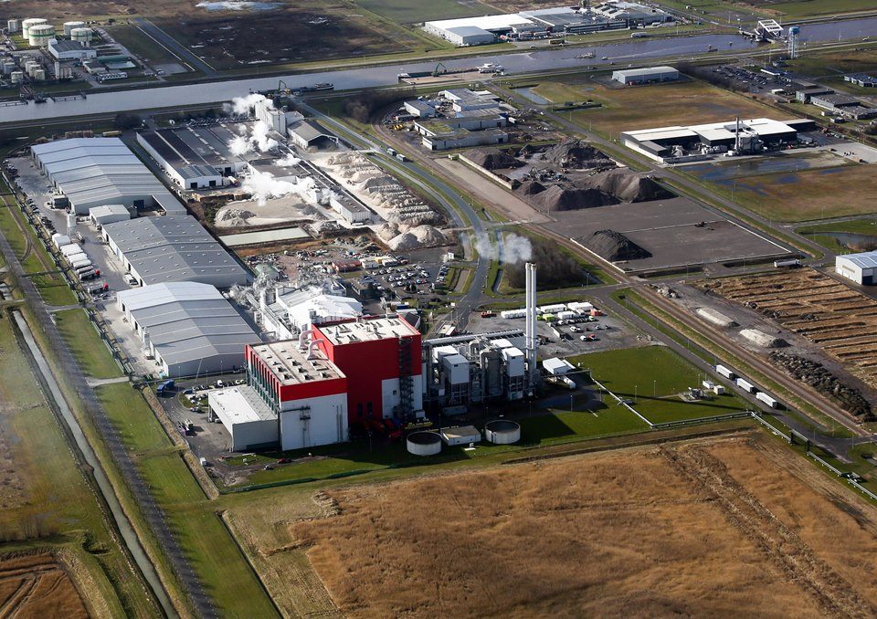 De kenmerkende rode Energy from Waste fabriek van EEW met op de voorgrond het terrein waar het Duitse MDSU een installatie gaat bouwen