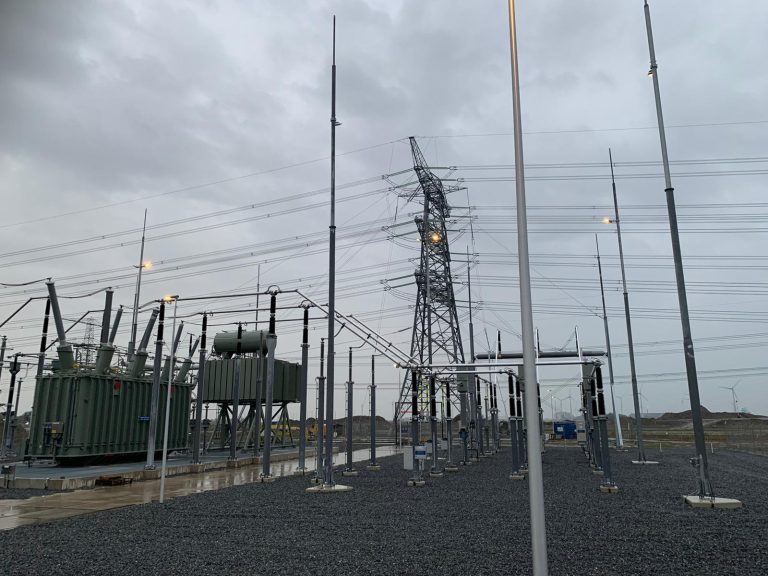 Nieuw (tijdelijk) hoogspanningsstation van TenneT in de Eemshaven