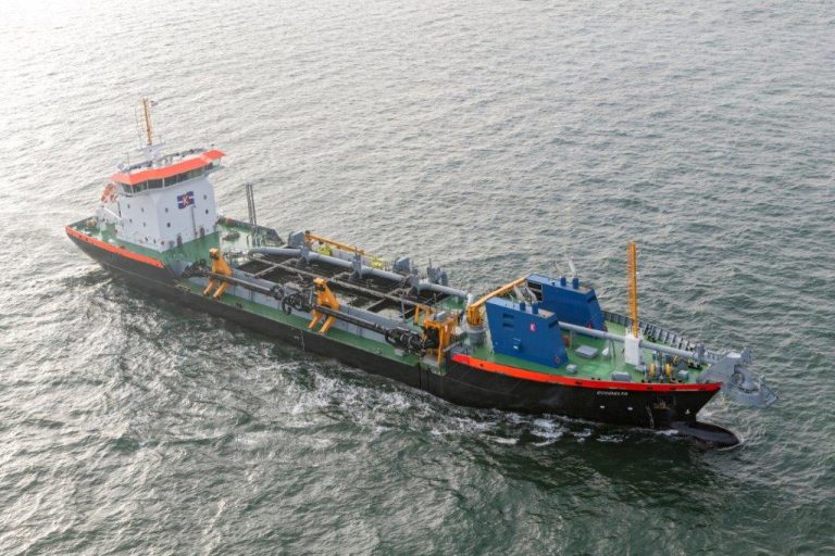 Eerste LNG aangedreven baggerschip Ecodelta start onderhoud in Eemshaven