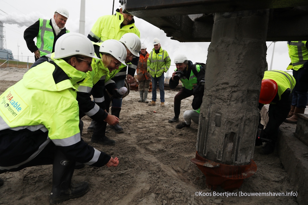 FOTO: De eerste heipaal voor de groene stroomsnelweg tussen Nederland en Denemarken is geplaatst in Eemshaven.
