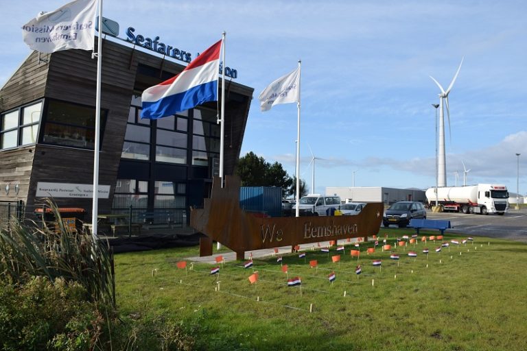 Kinderen planten krokusbollen bij het Zeemanshuis