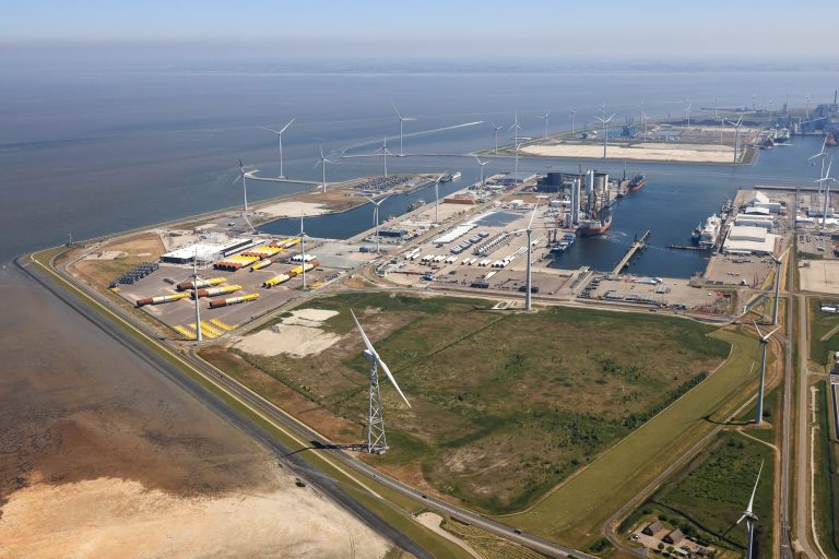 Vrachtschip Fremantle Highway naar Eemshaven