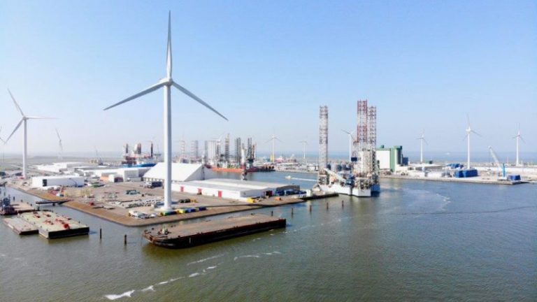 Boorplatform ‘Carrus’ verlaat Eemshaven