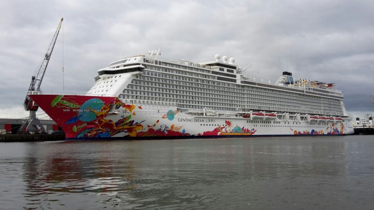 Cruiseschip ‘Genting Dream’ in Eemshaven afgemeerd