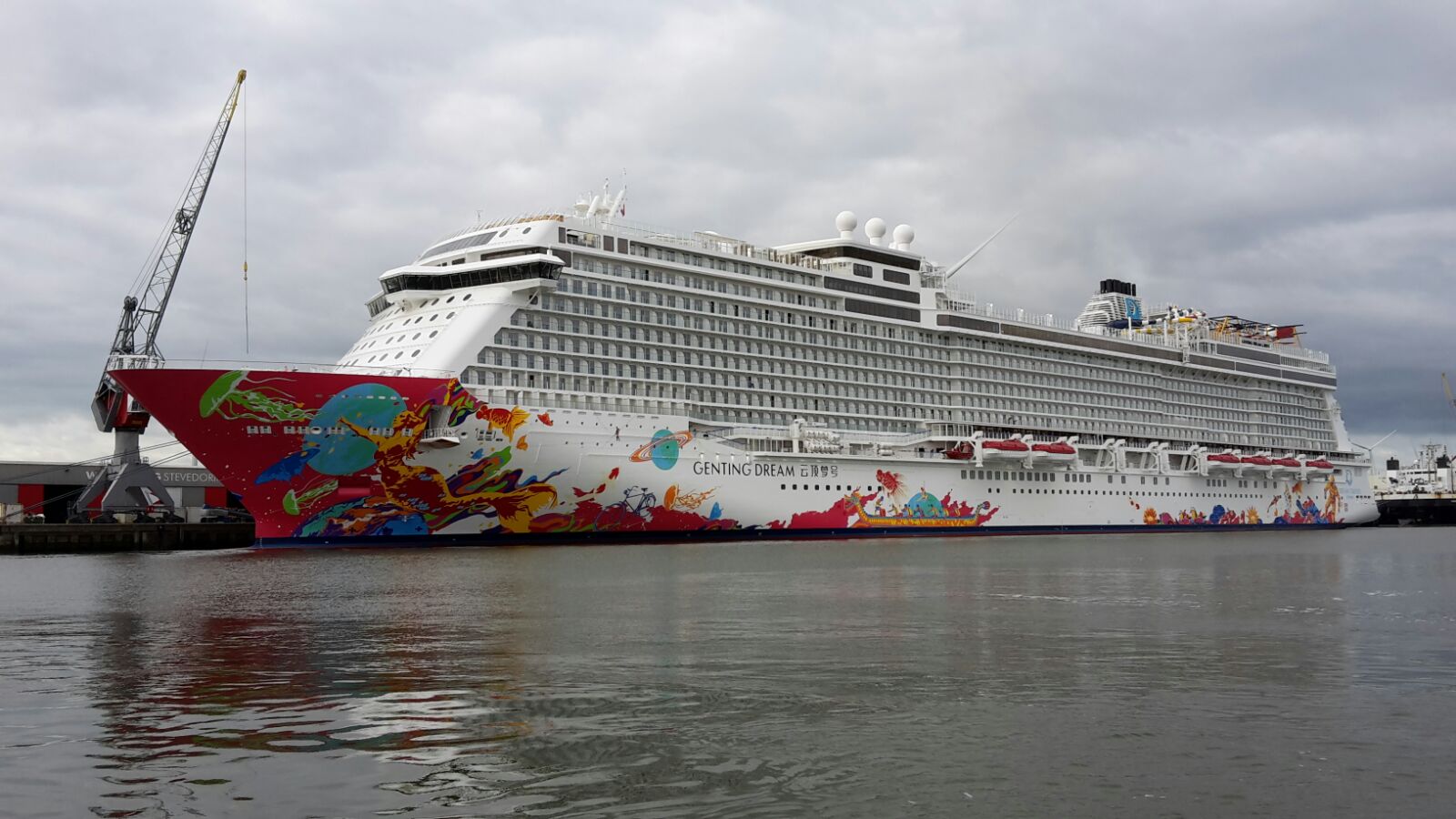 Het megacruiseschip 'Genting Dream' ligt afgemeerd aan de kade bij Wagenborg in de Julianahaven, Eemshaven (foto Mariska Burema / www.eemshavenonline.nl)