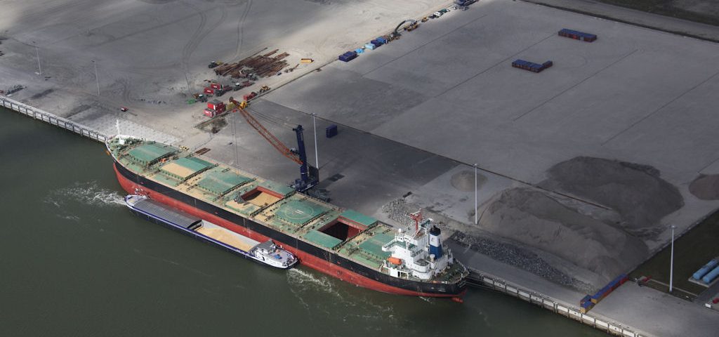 Het brouwgerst wordt uit de Evoikos Theo gelost aan de kade van Orange Blue Terminals