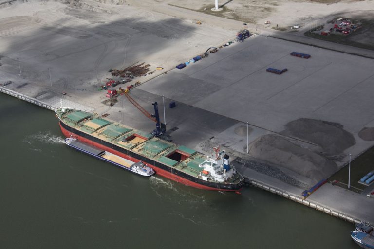 Het brouwgerst wordt uit de Evoikos Theo gelost aan de kade van Orange Blue Terminals