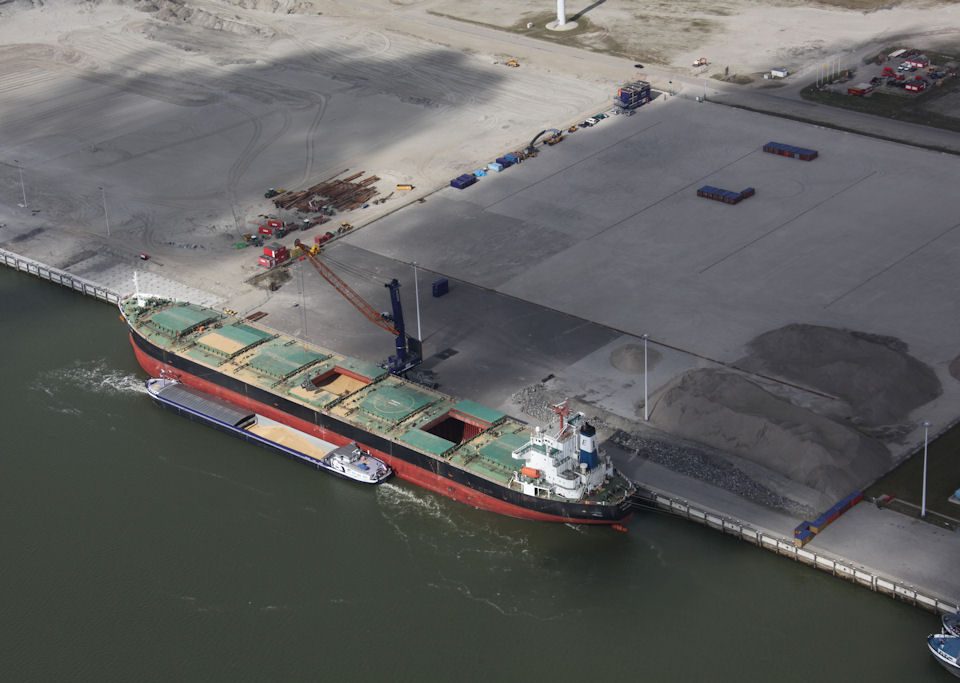 Het brouwgerst wordt uit de Evoikos Theo gelost aan de kade van Orange Blue Terminals