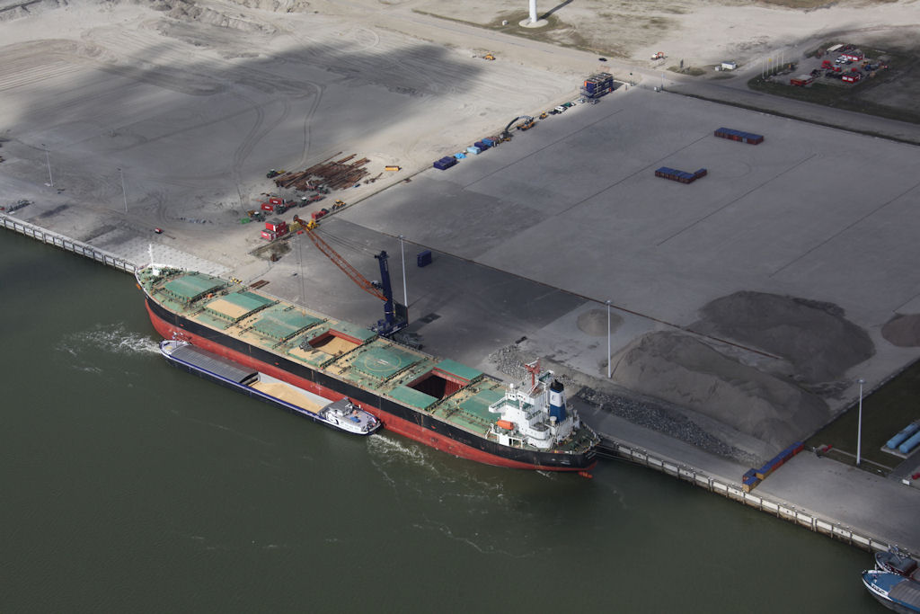 Het brouwgerst wordt uit de Evoikos Theo gelost aan de kade van Orange Blue Terminals 