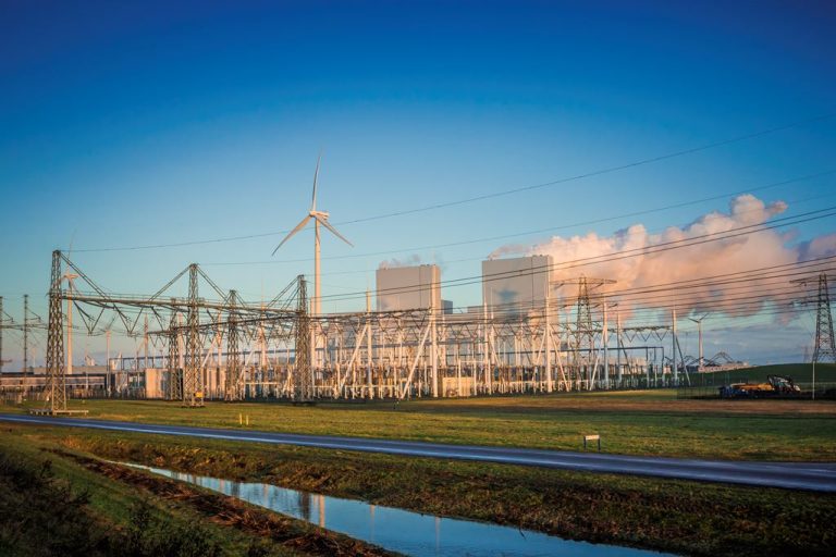 De Eemshaven is vol energie en hoogspanning