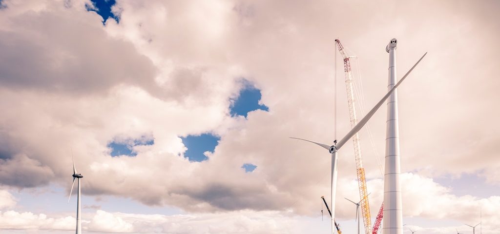 De rotor wordt op zijn plaats gehangen in de Eemshaven, waarmee de hoogste windmolen van Nederland een feit is (foto J. Lousberg)