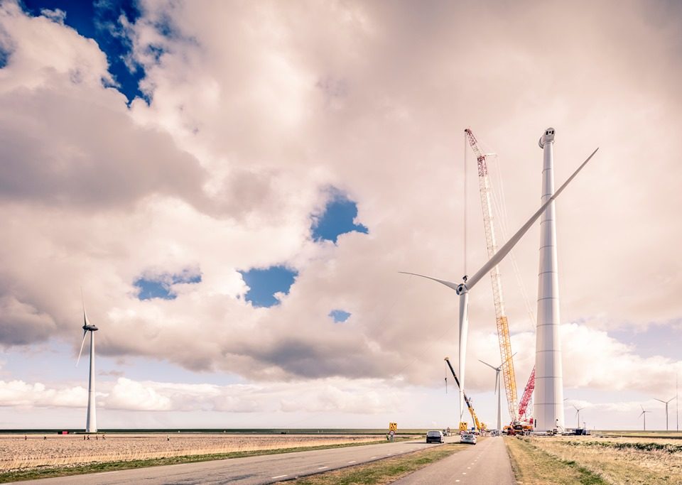 De rotor wordt op zijn plaats gehangen in de Eemshaven, waarmee de hoogste windmolen van Nederland een feit is (foto J. Lousberg)