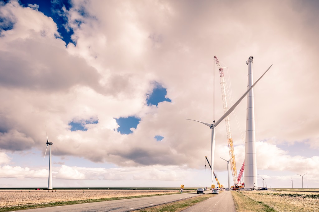 De rotor wordt op zijn plaats gehangen in de Eemshaven, waarmee de hoogste windmolen van Nederland een feit is (foto J. Lousberg)  