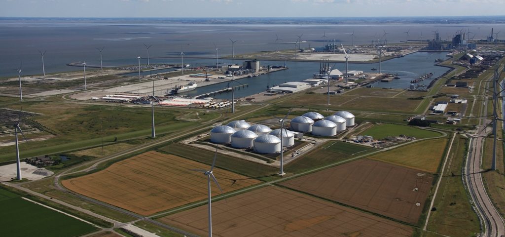 Overzicht van de Eemshaven met rechts onderin de contouren van de nieuwe weg Emmapolder