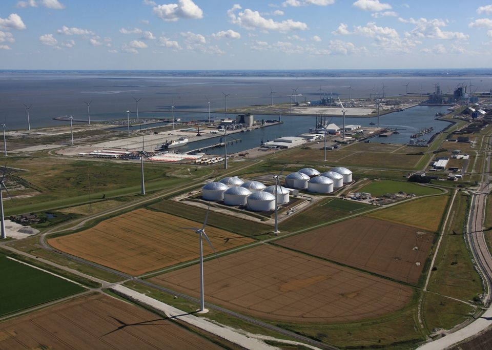 Overzicht van de Eemshaven met rechts onderin de contouren van de nieuwe weg Emmapolder