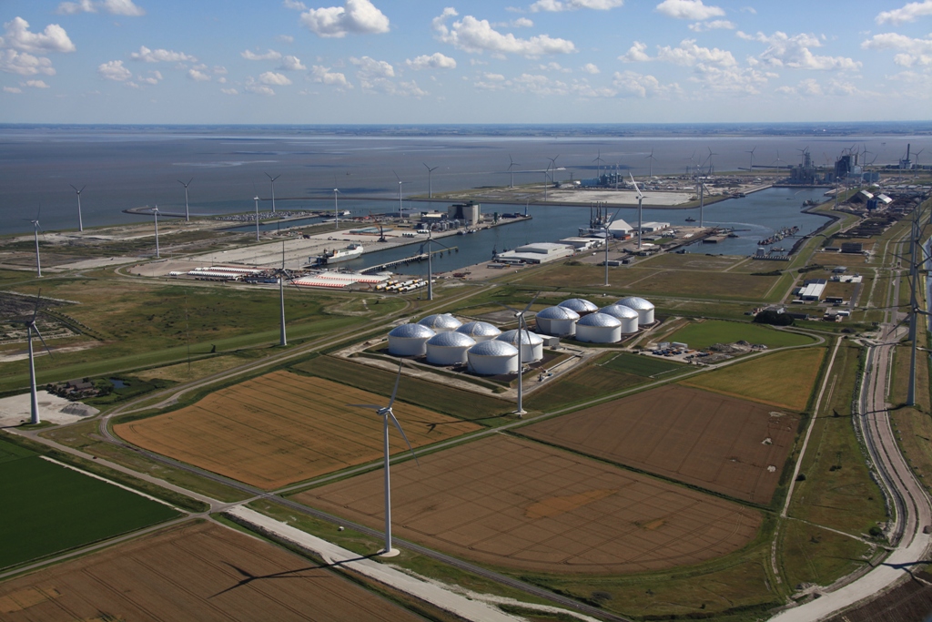 Overzicht van de Eemshaven met rechts onderin de contouren van de nieuwe weg Emmapolder