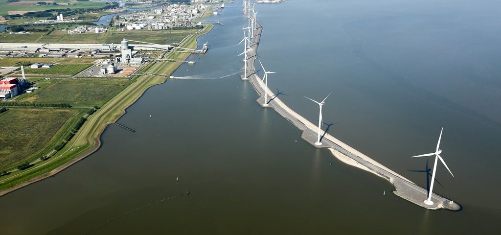 Het Zeehavenkanaal in Delfzijl met rechts de te renoveren schermdijk