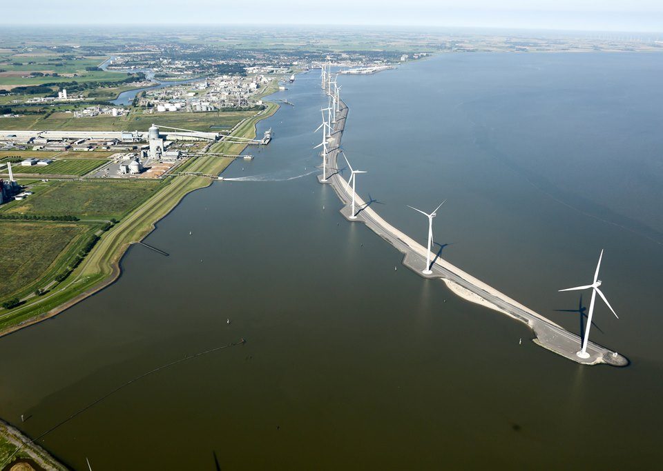 Het Zeehavenkanaal in Delfzijl met rechts de te renoveren schermdijk